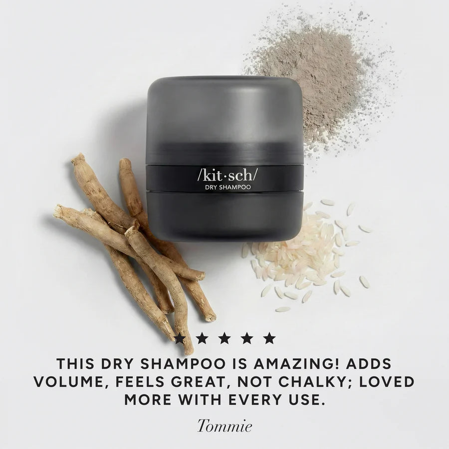 Opfrisk håret med KITSCH Volumizing Dry Shampoo. Ris protein styrker, ashwagandha absorberer olie og puff-applikator giver volumen – uden hvidt skær.