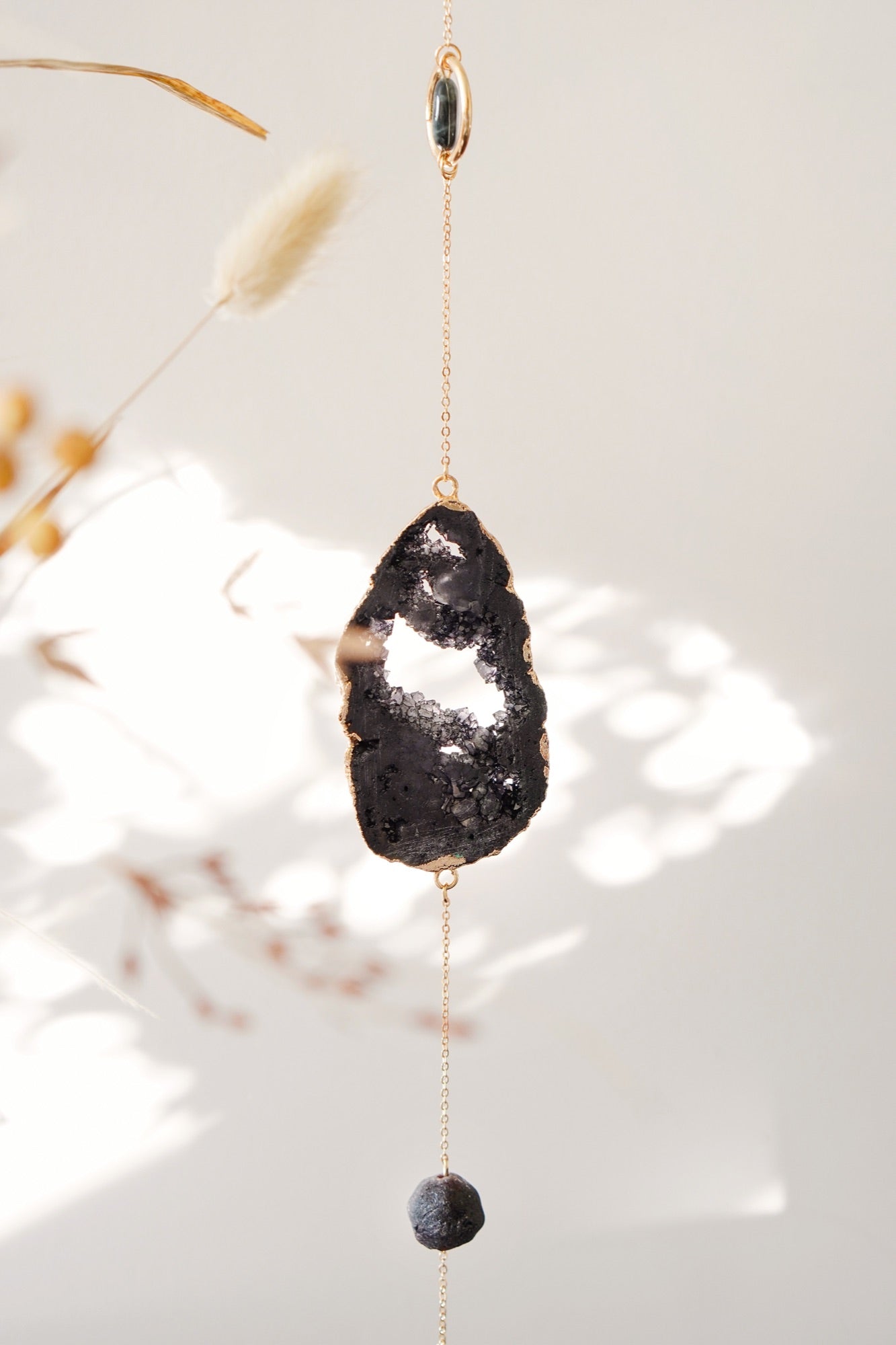 Krystaluro med Onyx, granat & Falcon’s Eye - Suncatcher på guldkæde