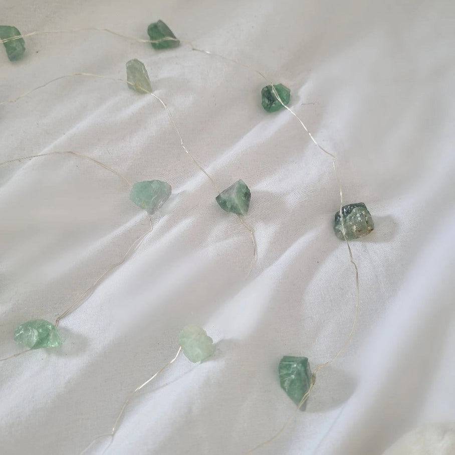 Lyskæde med Regnbue Fluorit Krystaller | Meditate, Refresh & Peace