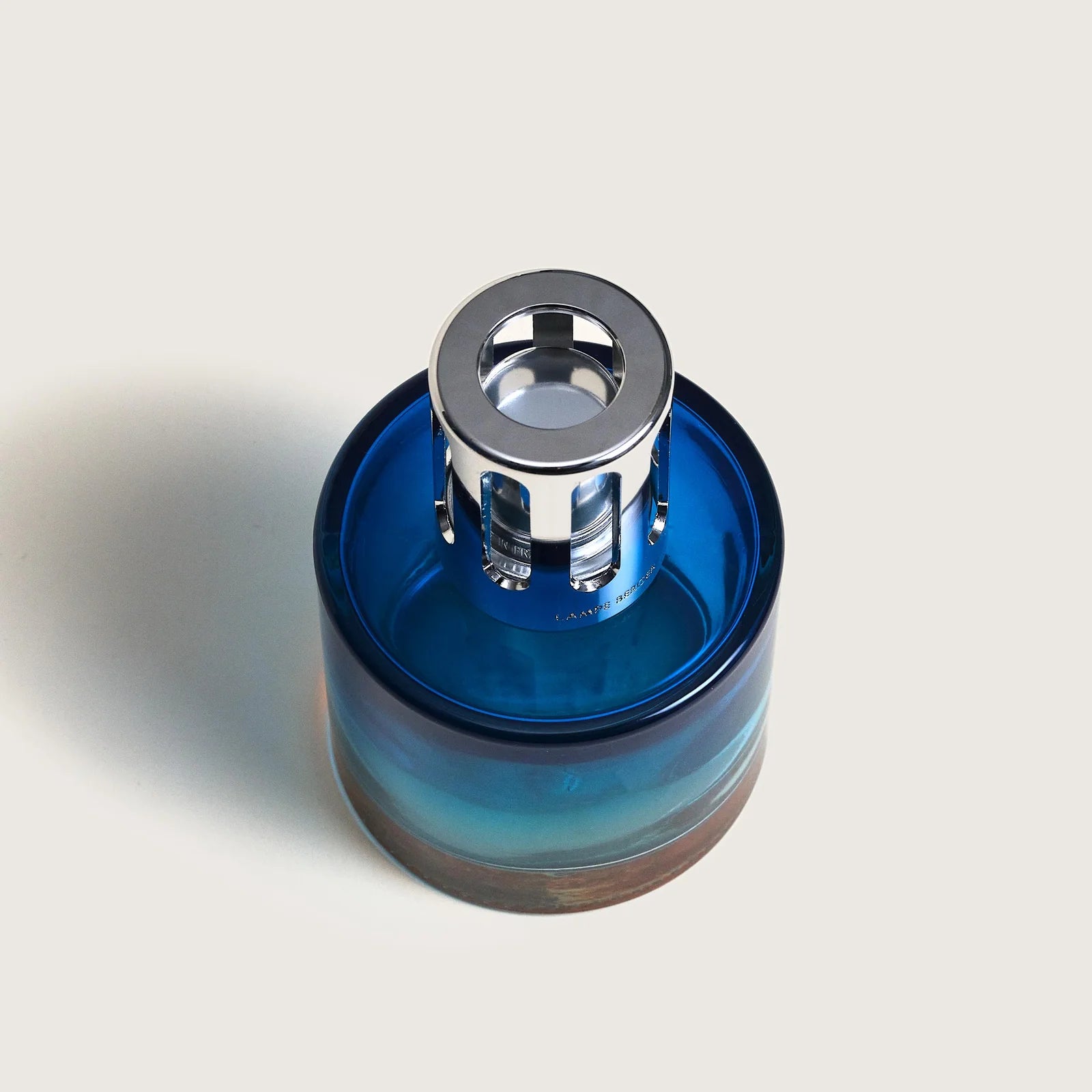 Blue Pure fra Maison Berger Paris – en elegant duftlampe med Cotton Caress, der renser luften og indhyller dit hjem i renhed, ro og blød bomulds komfort.