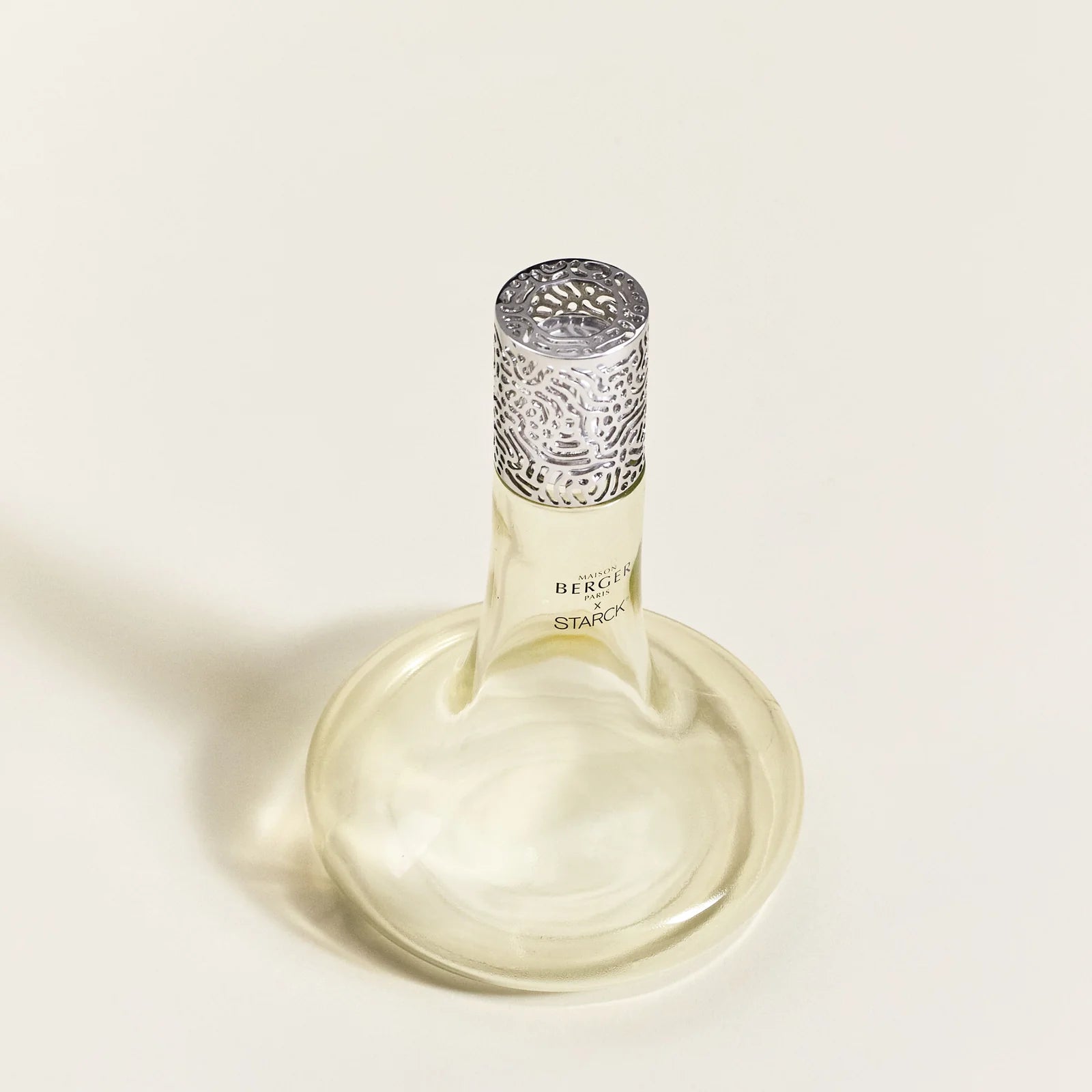 Maison Berger Paris x Philippe Starck Peau d’Ailleurs duftlampe – et ikonisk katalytisk duftlampe-sæt, hvor avantgardistisk design, effektiv luftrensning og en mystisk, mineralsk duft skaber en sanselig rejse ud over det velkendte
