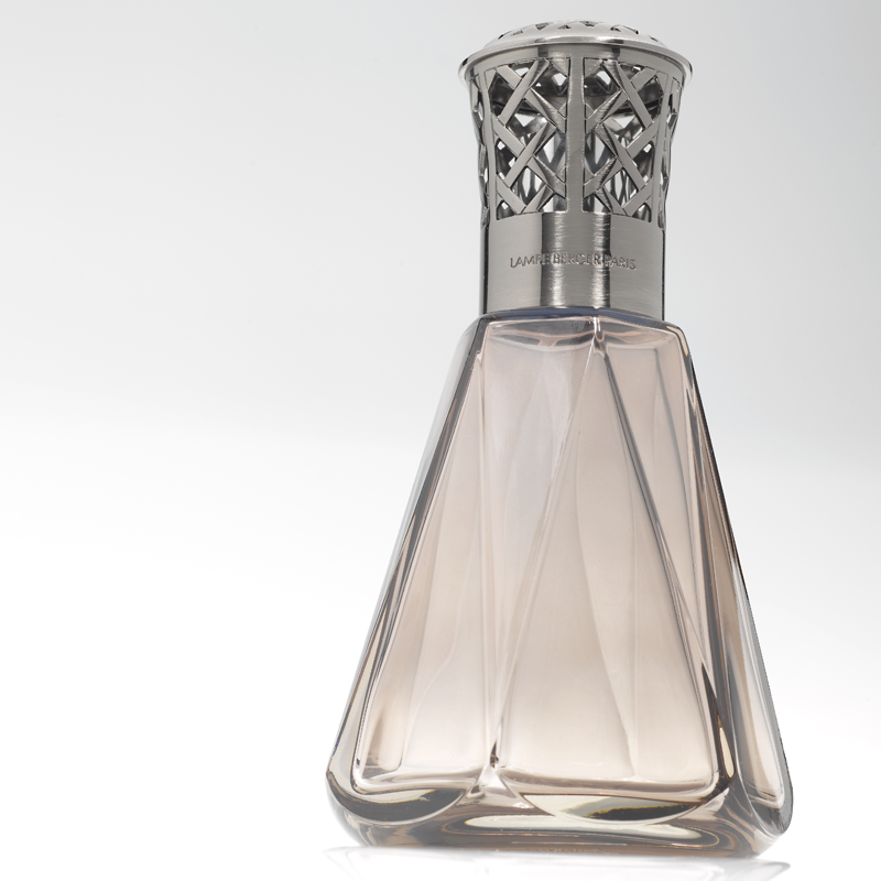 Maison Berger Pyramide Rose Antique lampe – vintage pink design i glasset med katalytisk teknologi til effektiv luftfornyelse og elegant duft i hjemmet.