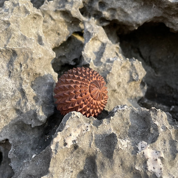 Massagebold i cedertræ | Acupressure Ball – Afspænding, grounding & dyb muskelmassage