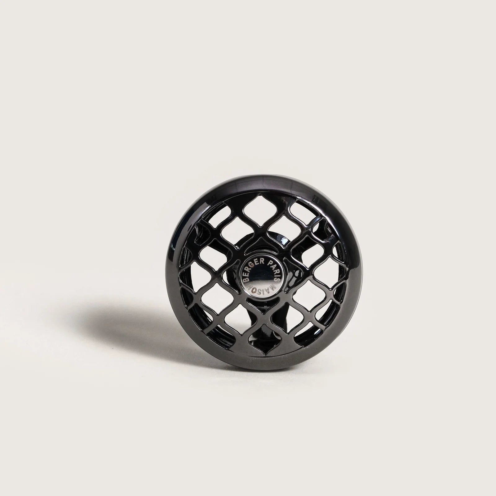 Gør hver køretur mere behagelig med Maison Berger Car Clamp Diffuser – en stilfuld løsning til et velduftende bilmiljø.