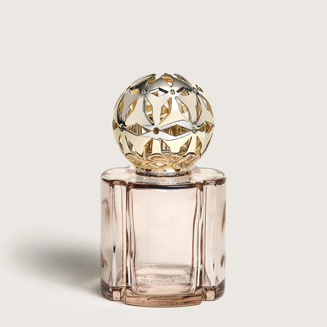 Elegant Lampe Berger gavesæt i nude glas med Vanilla Magnificence. Renser luften og tilfører rummet en varm, luksuriøs vaniljeduft.