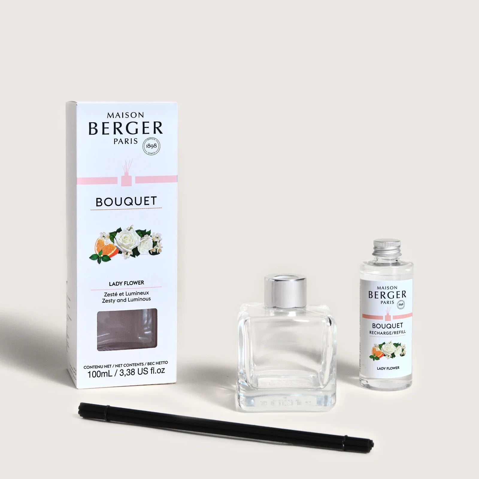 Elegant flakon med Lady Flower fra Maison Berger Paris. Feminin blomsterduft med jasmin, rose og patchouli – komplet sæt med duftpinde.