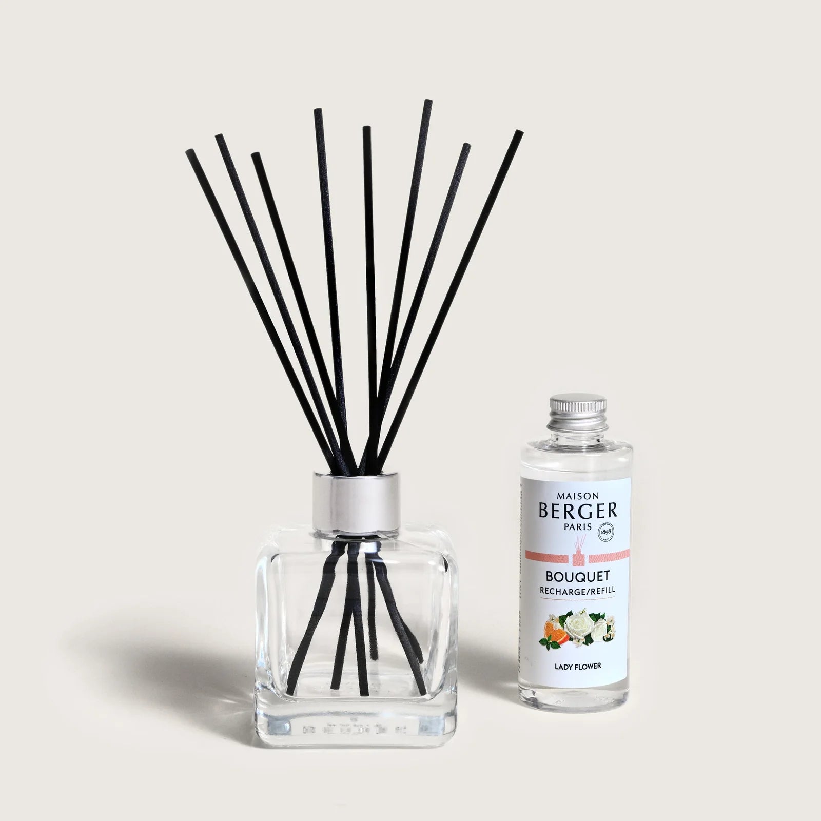 Elegant flakon med Lady Flower fra Maison Berger Paris. Feminin blomsterduft med jasmin, rose og patchouli – komplet sæt med duftpinde.
