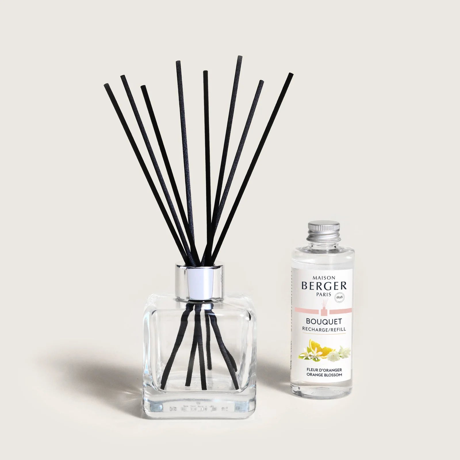 Elegant flakon med Orange Blossom fra Maison Berger Paris. Let blomsterduft med neroli, jasmin og honning – komplet sæt med duftpinde.