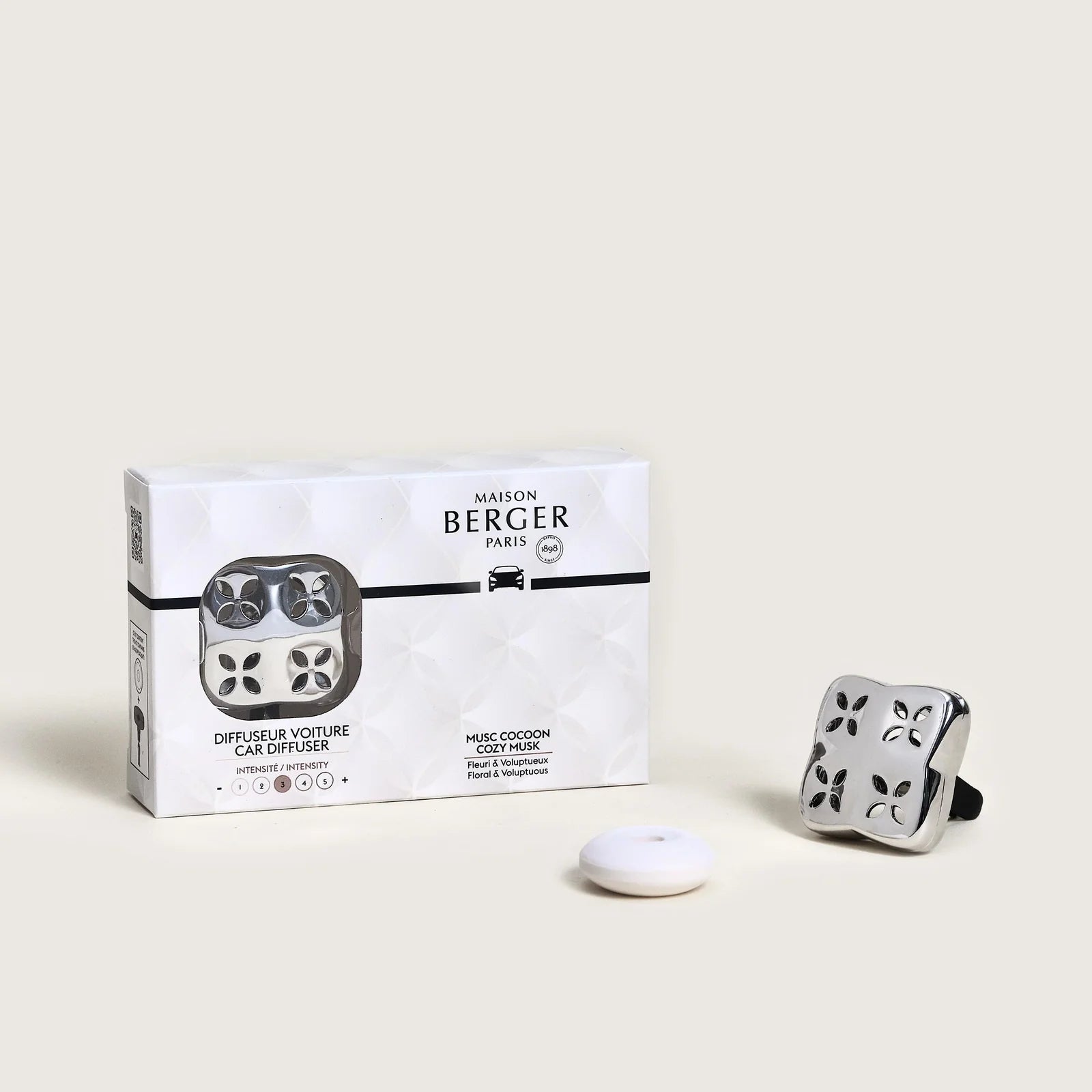 Elegant bil diffuser med duften Cosy Musk – en varm, ren og beroligende musk duft, der skaber velvære på hver køretur.
