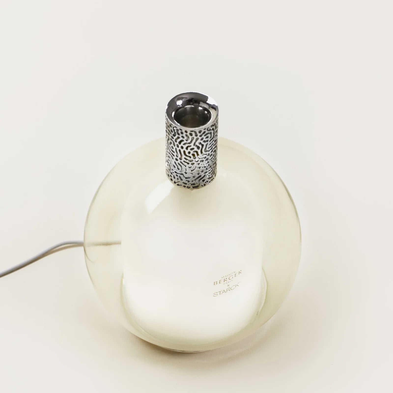 Philippe Starck Diffuser & Peau d’Ailleurs – et eksklusivt diffuser-sæt, der fylder dit hjem med friskhed, mystik og tidløs elegance inspireret af det ukendte.