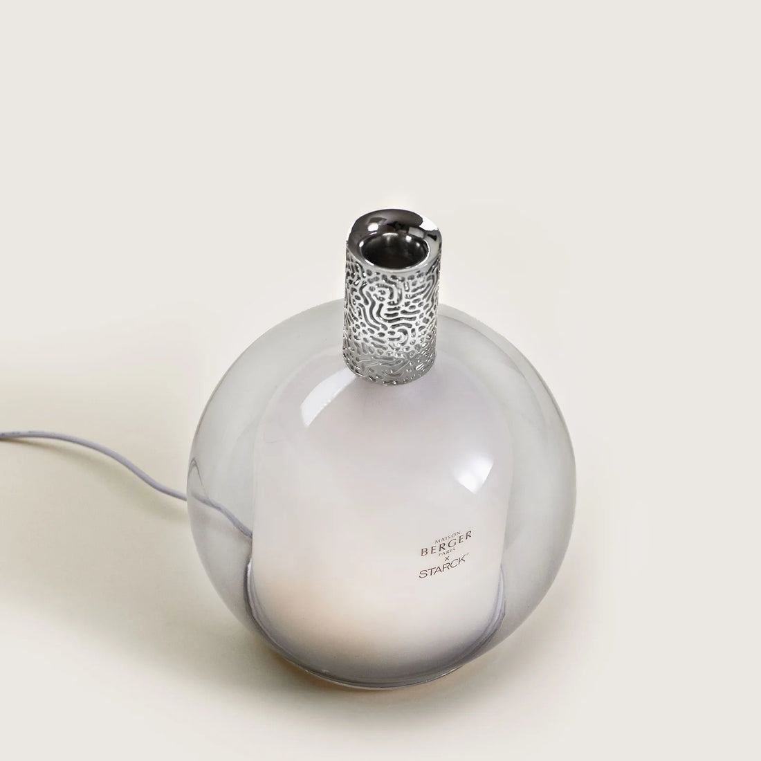 Philippe Starck Diffuser & Peau de Pierre – en sofistikeret og karakterfuld duftoplevelse, der balancerer det maskuline og feminine i et elegant designikon til hjemmet.