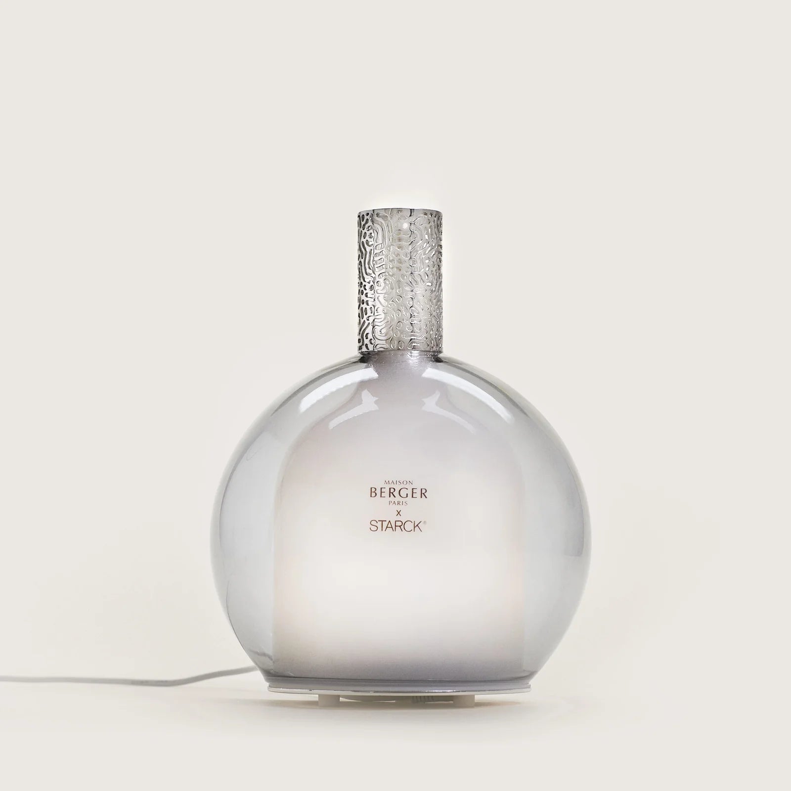 Philippe Starck Diffuser & Peau de Pierre – en sofistikeret og karakterfuld duftoplevelse, der balancerer det maskuline og feminine i et elegant designikon til hjemmet.