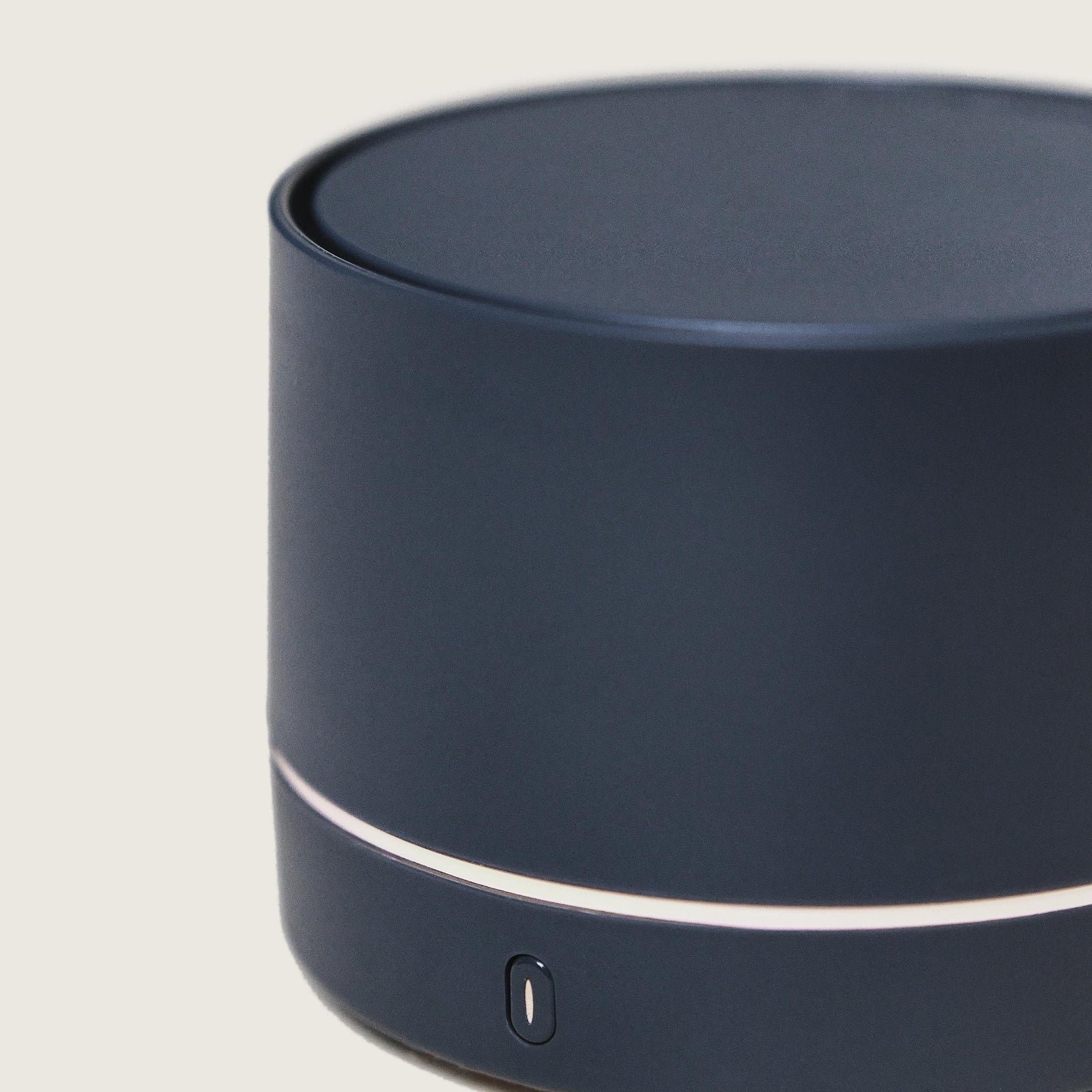 Grey Nomad USB Diffuser & Amber Powder fra Maison Berger Paris – sofistikeret duft i lommeformat, hvor ikonisk amber og minimalistisk design skaber stemning, uanset hvor du er.