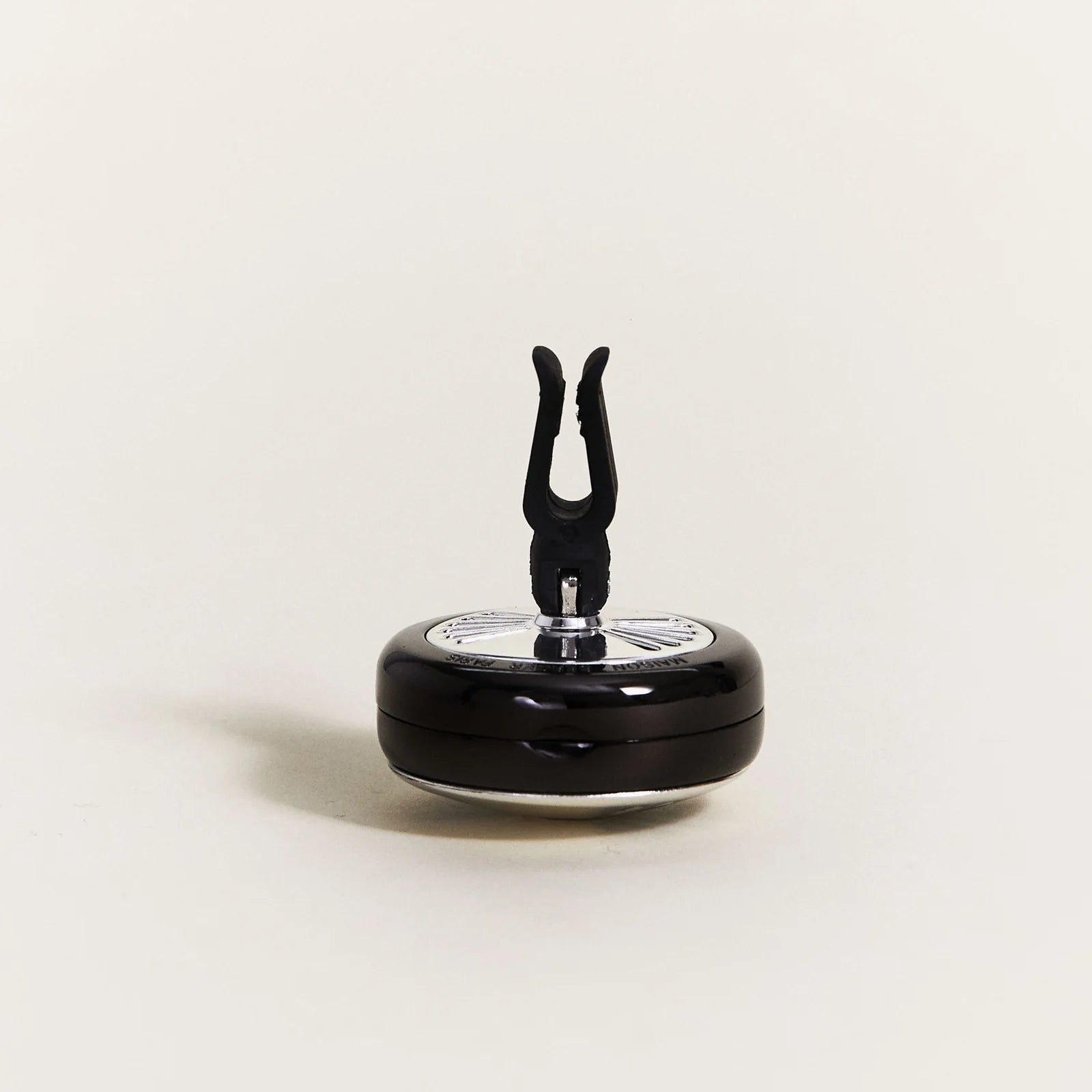 Gør hver køretur mere komfortabel med Maison Berger Flash Technical bildiffuser – en intelligent løsning til langvarig friskhed i bilen.