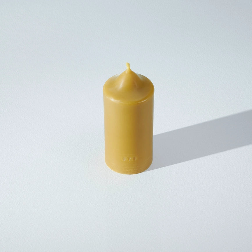 Håndlavet bivoks bloklys i minimalistisk design – 100% naturligt, elegant og bæredygtigt.