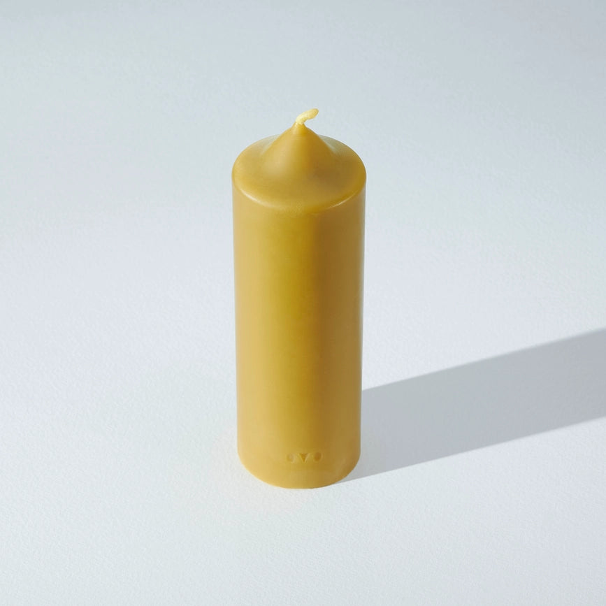 Håndlavet bivoks bloklys i minimalistisk design – 100% naturligt, elegant og bæredygtigt.