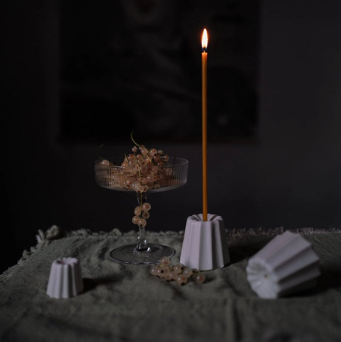 Elegant håndværk & tidløst design med denne smukke porcelæn lysestage fra OVO Things.