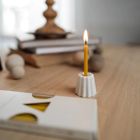 Elegant håndværk & tidløst design med denne smukke porcelæn lysestage fra OVO Things.