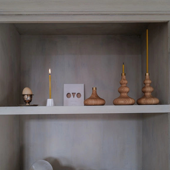 OVO Tree lysestage – Oliebehandlet egetræ & Messing - Minimalistisk design