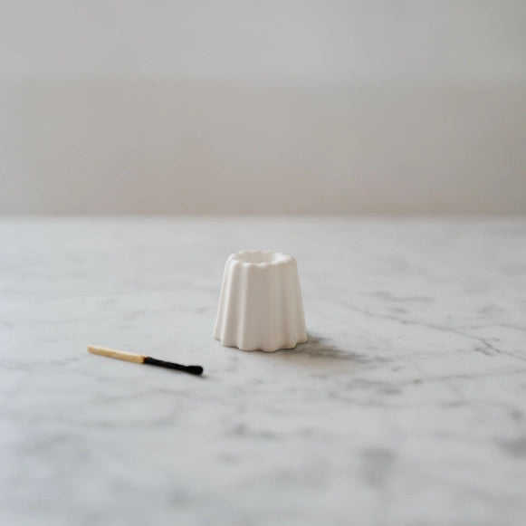 Elegant håndværk & tidløst design med denne smukke porcelæn lysestage fra OVO Things.