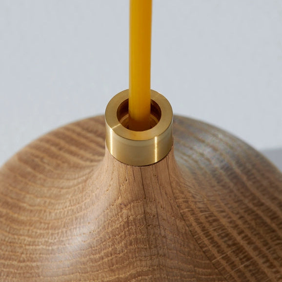 En tidløs lysestage i egetræ med minimalistisk messing detalje – skabt til ro, varme og naturlig elegance.