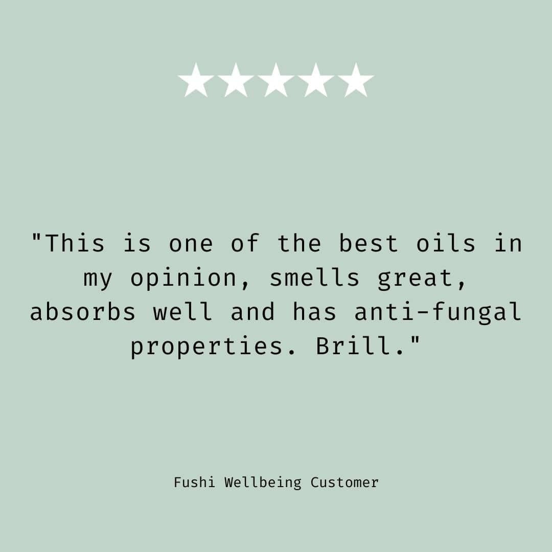 Økologisk koldpresset sesamolie i glasflaske. Uraffineret, Fair for Life certificeret og rig på E-vitamin. Velegnet til hudpleje, massage, oil pulling og madlavning.