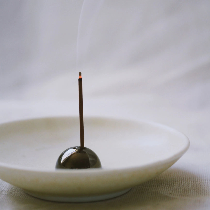 Skab en sofistikeret og fredfyldt stemning i dit hjem med Dome børstet messing, en perfekt kombination af funktionalitet og design, der fuldender din røgelsesoplevelse.