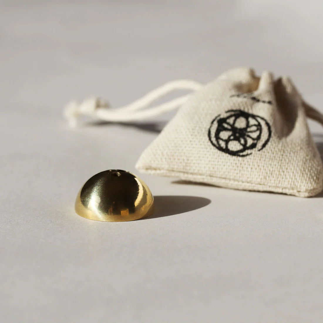 Skab en sofistikeret og fredfyldt stemning i dit hjem med Dome børstet messing, en perfekt kombination af funktionalitet og design, der fuldender din røgelsesoplevelse.