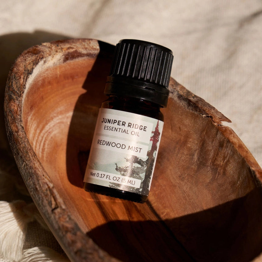 Oplev Redwood Mist æterisk olie fra Juniper Ridge – en kølig og naturlig duft af tåget redwood-skov, frisk regn og klar kystluft. Dampdestilleret og 100 % naturlig.