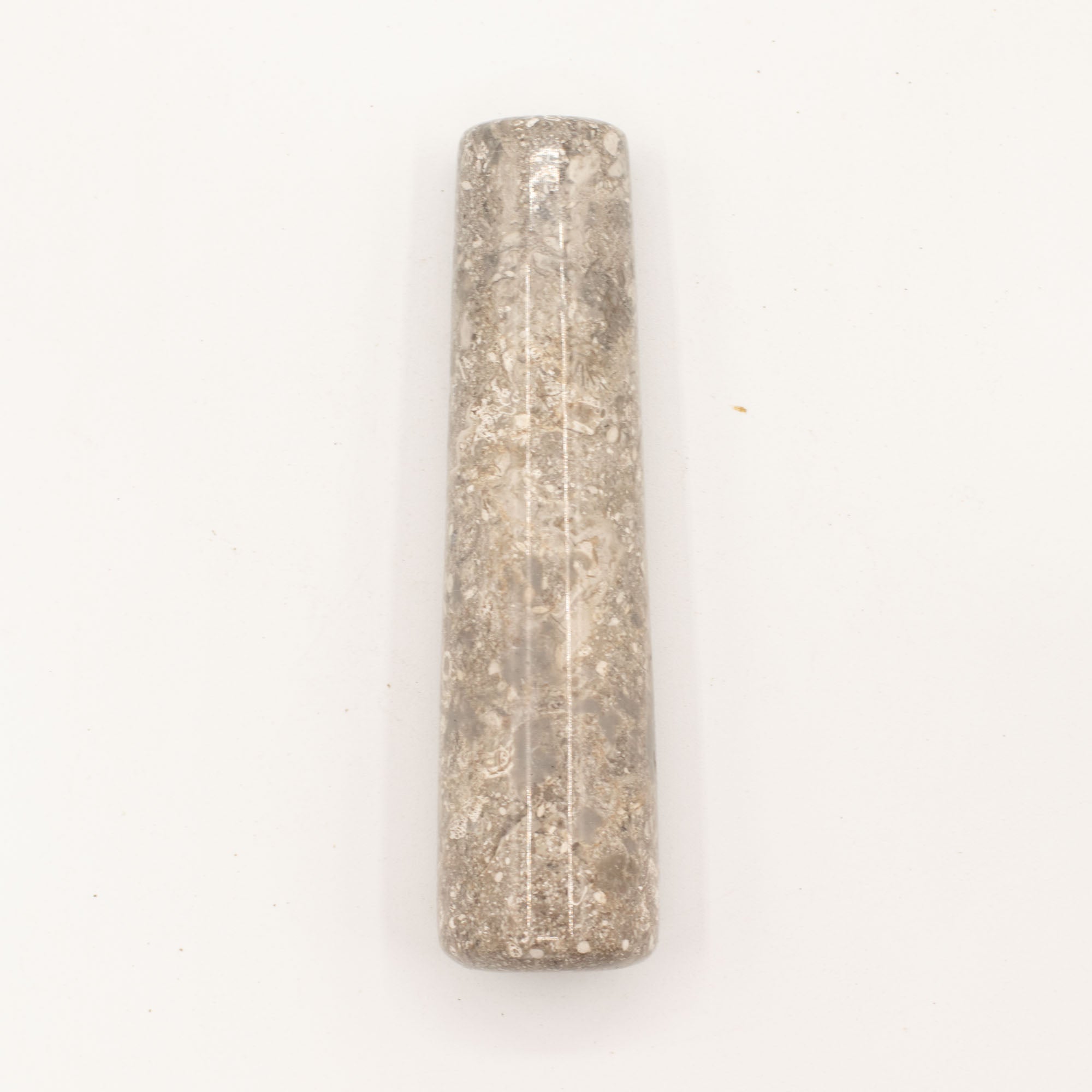 Massiv Riverstone morter – funktionel køkkenklassiker med rå, naturlig elegance.