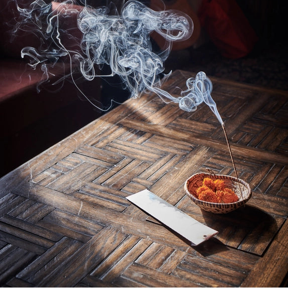 Blid og varm røgelse med duft af sødgræs, sommerenge og solvarmt landskab.