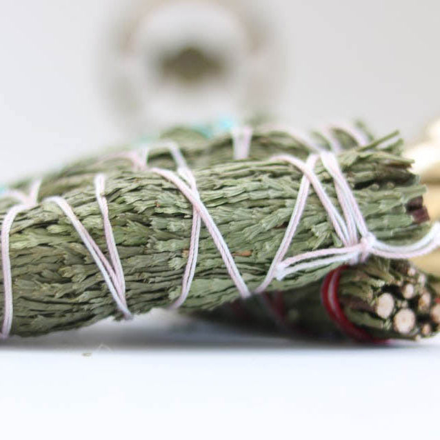 Naturlige mini-cederbundter i bulk – varm, røgfyldt skovduft uden emballage.