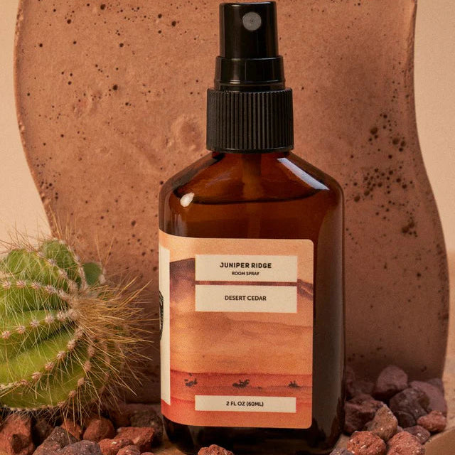 Juniper Ridge Desert Cedar Room Spray giver dig en sanselig og naturtro måde at bringe ørkenens varme og rolige atmosfære ind i dit hjem.