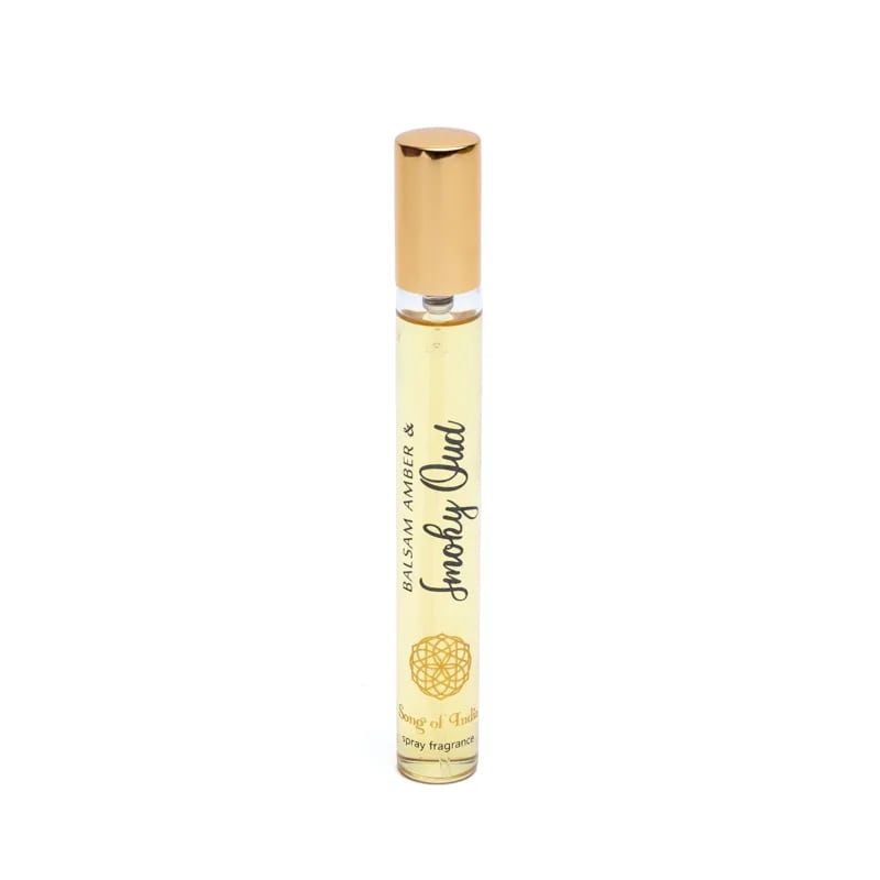 Amber & Oud er en varm og sanselig duft med gylden amber og dyb, træagtig oud. En eksklusiv og orientalsk aroma med karakter og elegance.