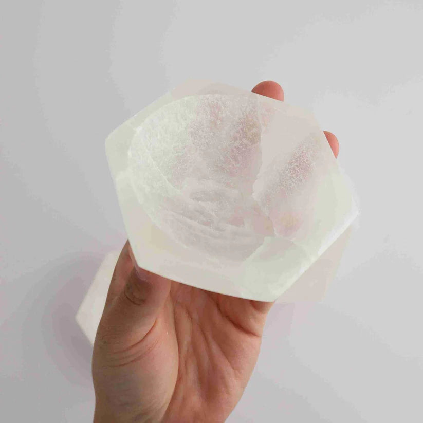 Selenit krystal skål – Hexagon | Overblik, rensende energi & høj vibration