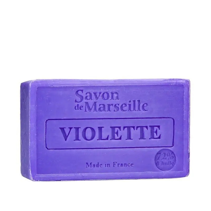 Savon de Marseille sæben med violer giver dig en blid, harmonisk og naturlig plejeoplevelse – perfekt til hele familien og til brug hver eneste dag.