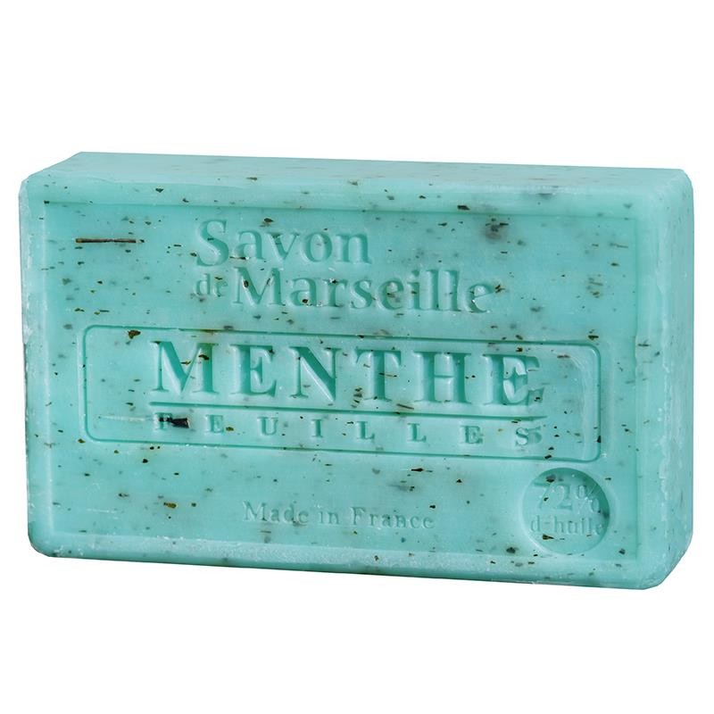 Bring den friske duft af Provence ind i dit badeværelse med denne naturlige Savon de Marseille Mynte sæbe – en perfekt blanding af renhed, energi og velvære