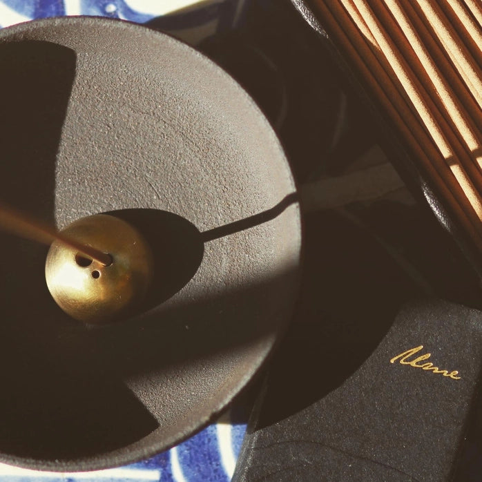 Løft dine røgelsesritualer til et nyt niveau med Shibui Raw Black stentøjs skål & Dome røgelsesholder fra UME Collection. Et perfekt valg til at skabe ro og stil i dit hjem.