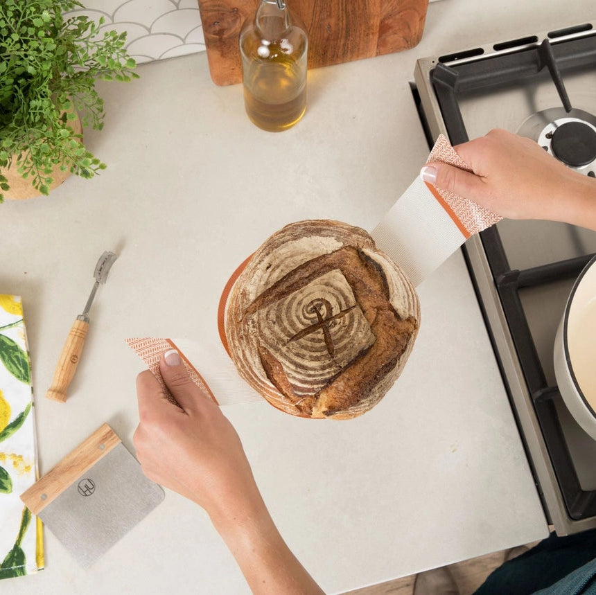 Genanvendelig silikone bread sling til Dutch Oven. Non-stick bagemåtte der gør surdejsbagning nemmere, sikrere og mere bæredygtig uden bagepapir.
