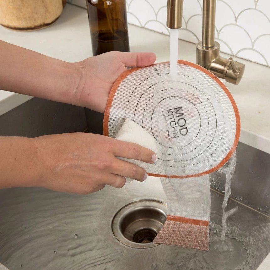 Genanvendelig silikone bread sling til Dutch Oven. Non-stick bagemåtte der gør surdejsbagning nemmere, sikrere og mere bæredygtig uden bagepapir.