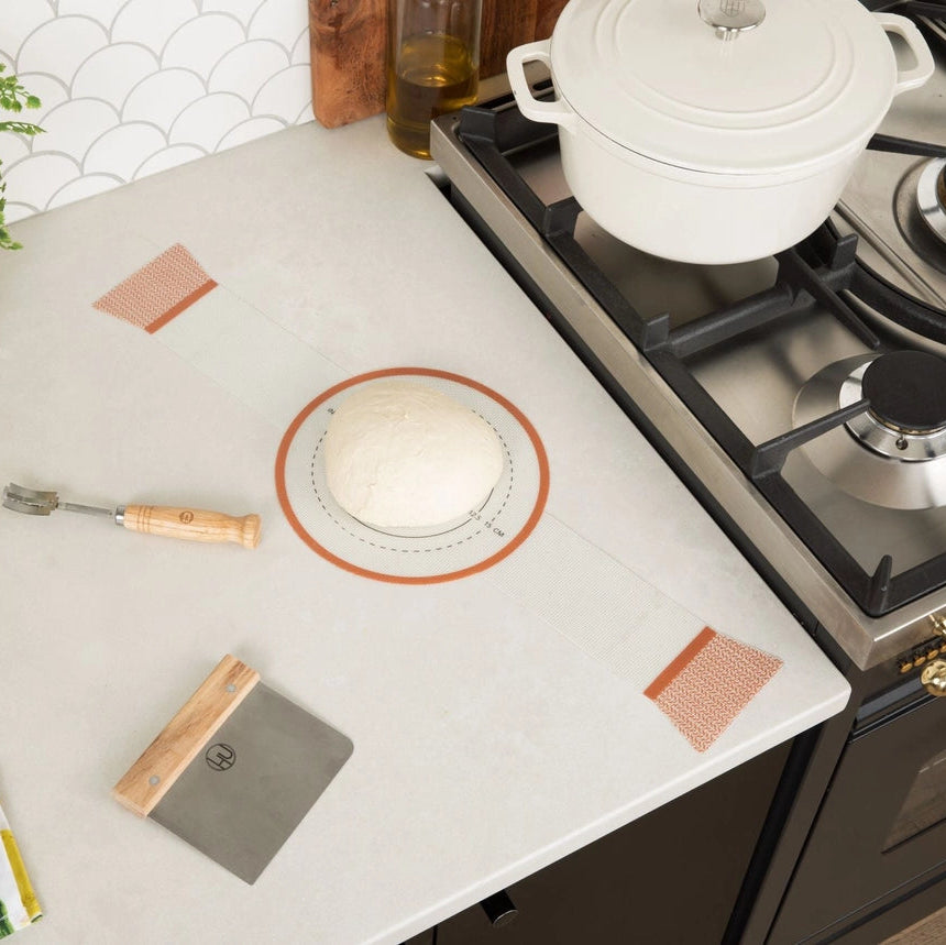Genanvendelig silikone bread sling til Dutch Oven. Non-stick bagemåtte der gør surdejsbagning nemmere, sikrere og mere bæredygtig uden bagepapir.