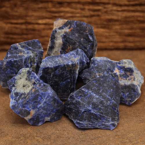 Rå sodalit krystal som duftsten til æteriske olier. Skab ro, klarhed og balance i hjemmet ved at kombinere aromaterapi med sodalittens harmoniske energi.