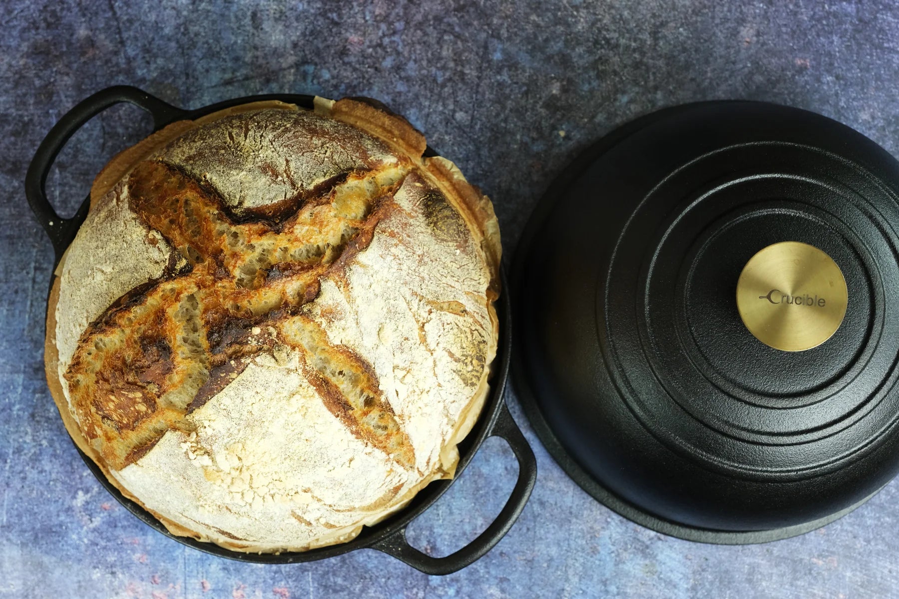 Rund støbejerns Bread Pan med låg til surdejsbrød, steam baking og sprød artisan skorpe.