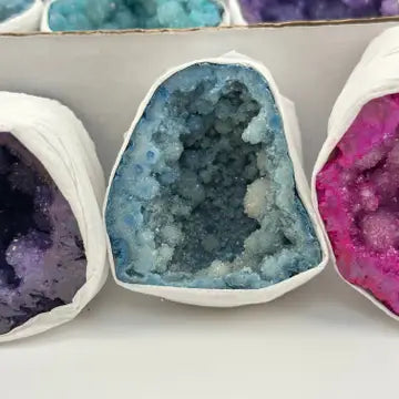 Farvede krystal geode - Pink kvarts, Pink aura kvarts & Purple kvarts