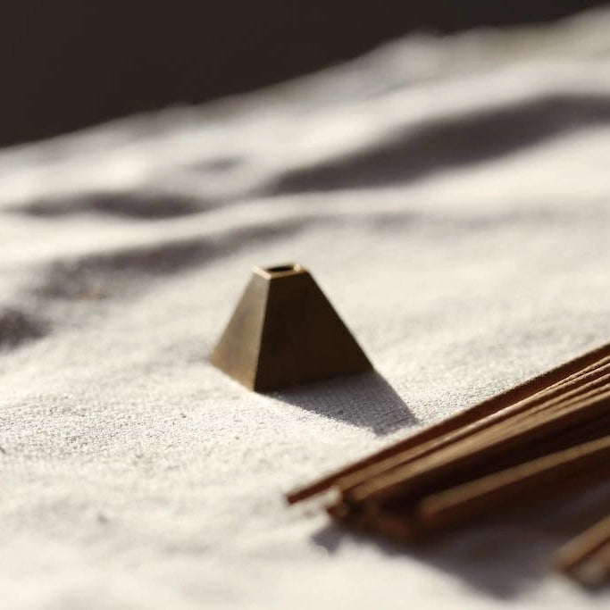 Skab en sofistikeret og fredfyldt stemning i dit hjem med pyramide børstet messing, en perfekt kombination af funktionalitet og design, der fuldender din røgelsesoplevelse.