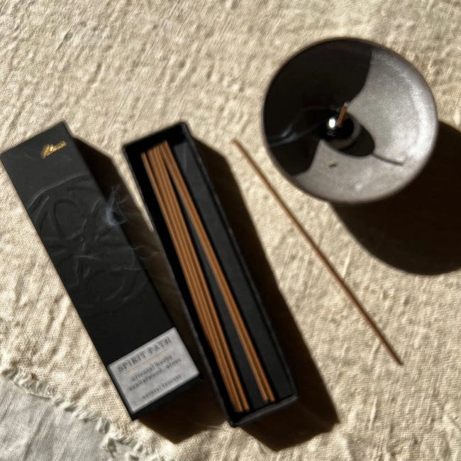 En blid, hellig røgelse i sandeltræ – skabt til meditation, ritualer og indre ro.