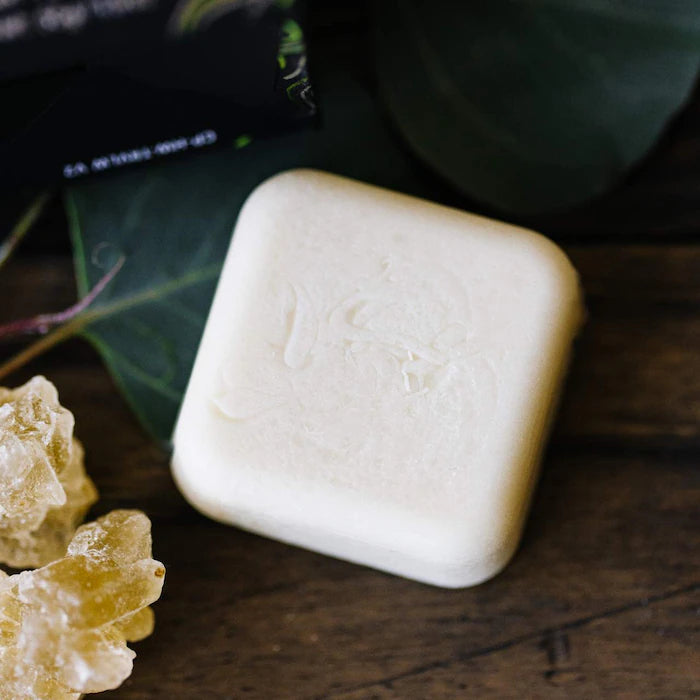 Et praktisk travel size-sæt med Vioris Citrus Yao shampoo & conditioner bars – perfekt til rejser, weekendture og træning.