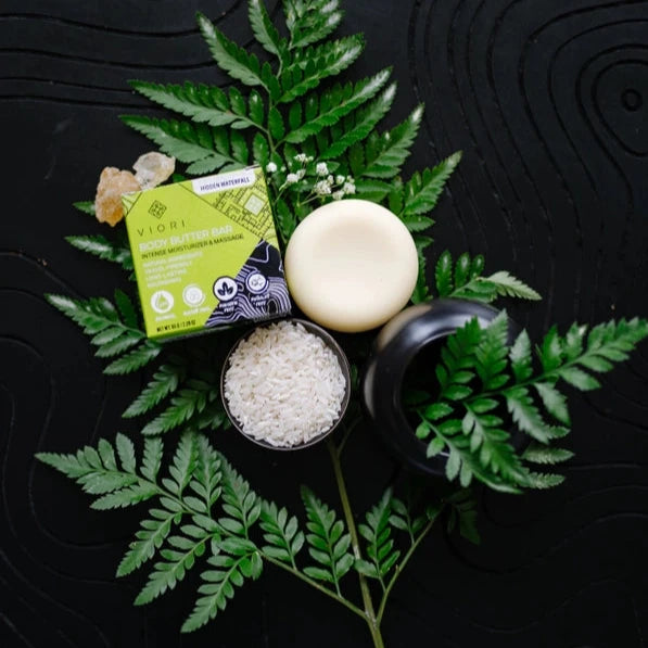 En luksuriøs body butter bar med Hidden Waterfall duft, Rice Water & shea butter, der giver intens fugt og silkeblød hud.