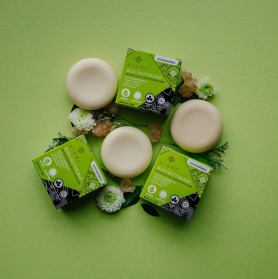 En luksuriøs body butter bar med Hidden Waterfall duft, Rice Water & shea butter, der giver intens fugt og silkeblød hud.