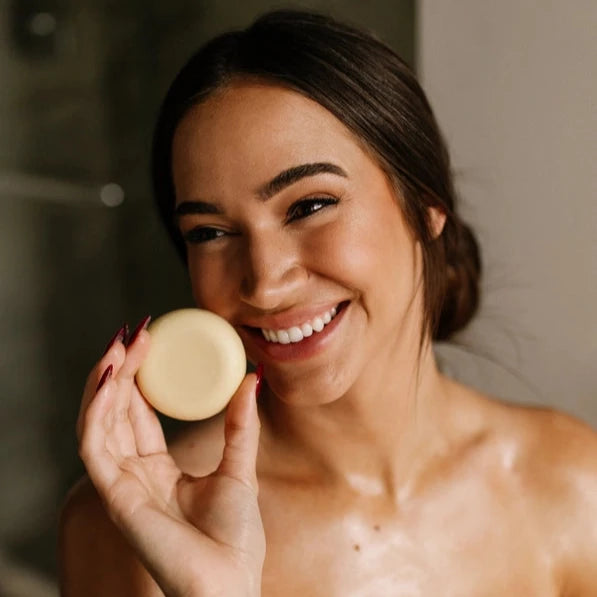 En luksuriøs body butter bar med Hidden Waterfall duft, Rice Water & shea butter, der giver intens fugt og silkeblød hud.